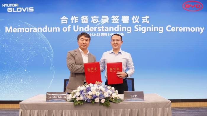 Kim Tae-woo (left), managing director of the shipping division at Hyundai Glovis and Wang Junbao, general director of the corporate division at BYD