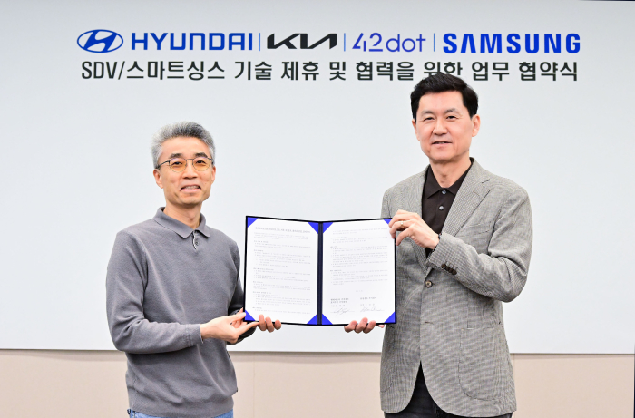 Hyundai Motor Group Advanced Vehicle Platform chief Chang Song (left) and Samsung Electronics Research Center chief Paul (Kyungwhoon) Cheun agree to partner on advancing SDV-Galaxy smartphone connectivity services
