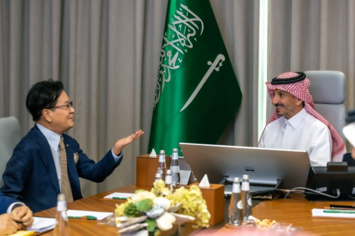 CJ　Group　Chairman　Lee　Jay-hyun　(left)　talks　with　a　Saudi　Arabian　government　official　in　Riyadh　in　early　September