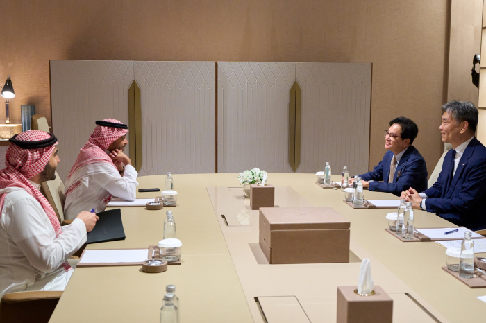 CJ　Group　Chairman　Lee　Jae-hyun　(left)　meets　with　Saudi　Arabian　government　officials　in　Riyadh　in　early　September
