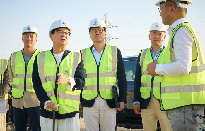 CJ　Group　Chairman　Lee　Jae-hyun　(second　from　left)　inspects　a　distribution　center　construction　site　near　King　Khalid　International　Airport　in　Riyadh
