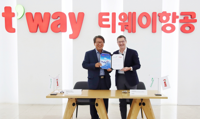 Jeong　Hong-geun,　CEO　of　T'way　Air　(left)　and　Paul　Geaney,　CCO　of　Avolon　(Courtesy　of　T'way)