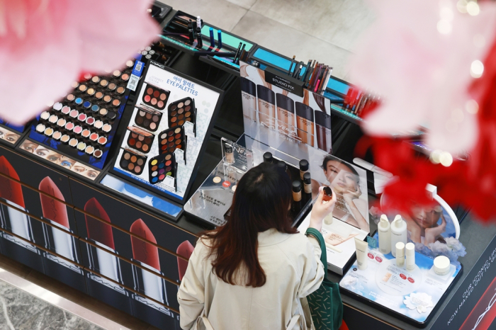 Korean　cosmetics　counter　(Courtesy　of　Yonhap)