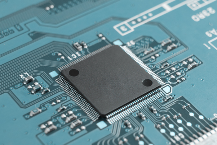 A　circuit　board　with　microchip　resistors　and　other　electronic　components　(Courtesy　of　Getty　Image)