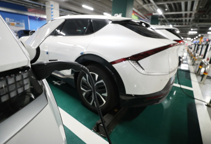 EVs being charged at a shopping mall in Seoul (File photo by Yonhap)