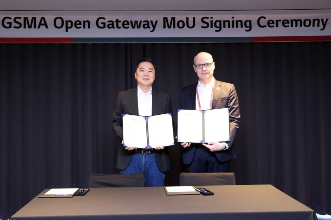 Lee Sang-yup, CTO of LG Uplus (left) and Alex Sinclair, CTO of GSMA