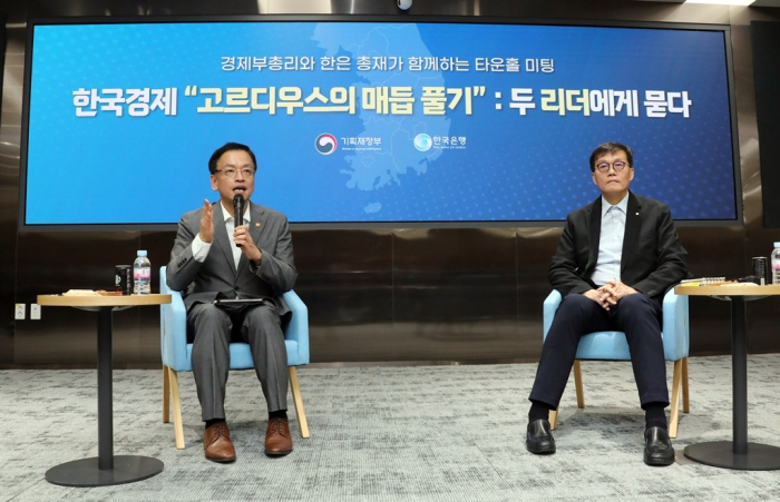 Minister　of　Economy　and　Finance　Choi　Sang-mok　(left)　speaks　during　a　meeting　with　Bank　of　Korea　Governor　Rhee　Chang-yong　at　the　ministry　on　Sept.　30,　2024　(Courtesy　of　Yonhap)