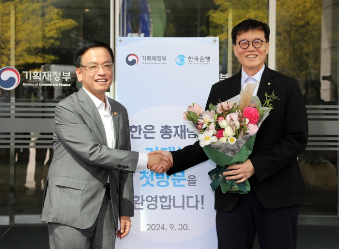 Minister　of　Economy　and　Finance　Choi　Sang-mok　(left)　shakes　hands　with　Bank　of　Korea　Governor　Rhee　Chang-yong,　the　country’s　first　central　bank　chief　to　visit　the　ministry,　on　Sept.　30,　2024　(Courtesy　of　Yonhap)