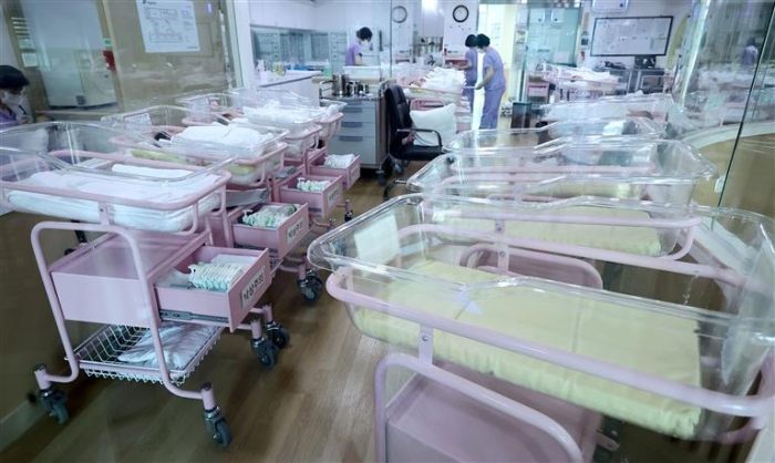 The　neonatal　ward　at　a　hospital　in　Seoul　(File　photo　by　Yonhap)