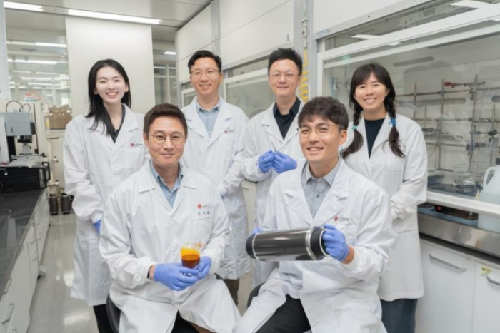 LG　Chem's　Platform　Technology　R&D　team　has　developed　a　temperature-responsive　safety-reinforced　layer　(SRL),　a　composite　material　designed　to　suppress　battery　thermal　runaway　(Courtesy　of　LG　Chem)