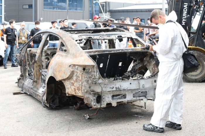 A　Mercedes-Benz　official　takes　pictures　of　the　EV　that　caught　fire　in　Incheon,　South　Korea,　during　an　investigation　on　Aug.　8,　2024　(Courtesy　of　News1　Korea)