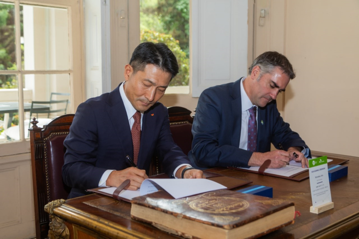 SK　Enmove　CEO　Kim　Won-kee　(left)　and　Pablo　Altimiras,　CEO　of　SQM's　Iodine　and　Plant　Nutrition　Division,　sign　an　iodine　supply　MOU　on　Oct.　2024　(Courtesy　of　SK　Innovation)