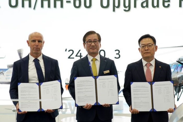 Vice President of Elbit Systems Alon Canyon (from left), KAI Chief Executive Kang Goo-young, and Hanwha Systems CEO Son Jae-il (Courtesy of Yonhap)