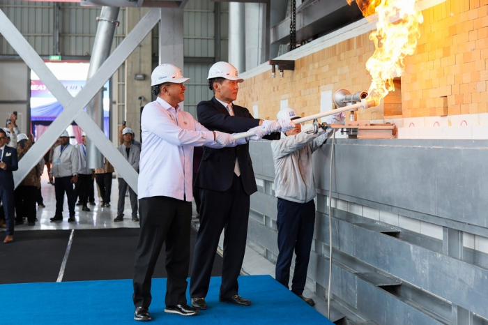 Minister of Investment of Indonesia Rosan Roeslani (left) and KCC Glass Chairman Chung Mong-Ik light the melting furnace at the company’s plant in in the Central Java town of Batang on Oct. 3, 2024 (Courtesy of KCC Glass)