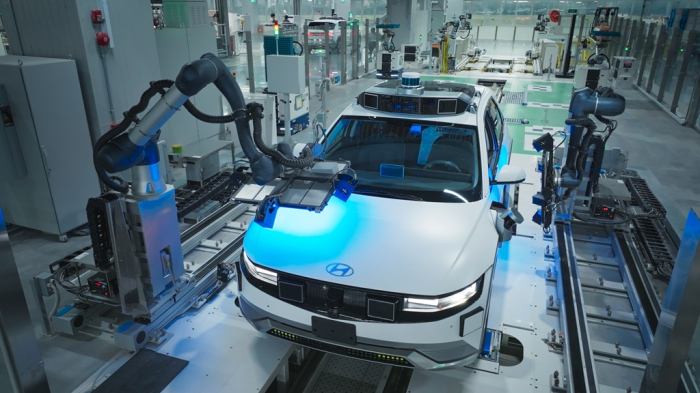 Robot arms at the IONIQ 5 assembly line at the Hyundai Motor Group Innovation Center Singapore (HMGICS)
