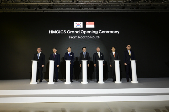 Hyundai Motor Chairman Chung (fifth from left) and other executives at a ceremony for the opening of Hyundai Motor Group Innovation Center Singapore (HMGICS)