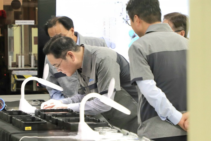 Samsung Group Chair Jay Y. Lee tests an MLCC at Samsung Electro-Mechanics' plant in the Philippines on Oct. 6