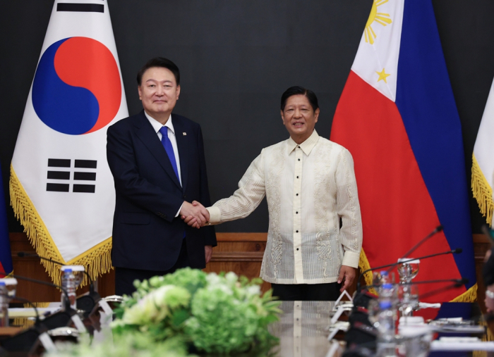 President Yoon Suk Yeol (left) and Philippine President Ferdinand Marcos Jr. shake hands during their summit at the Malacanang Palace in Manila on Oct. 7, 2024