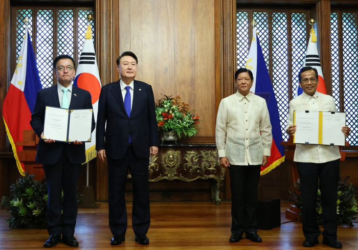 South Korean President Yoon (second from left) and Philippine President Marcos (third from left), accompanied by their finance ministers, agree on an Economic Innovation Partnership Program at Malacanang Palace in Manila.