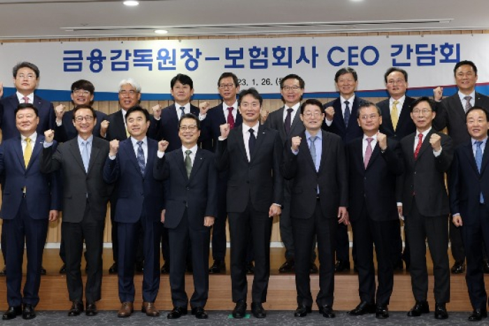 Financial Supervisory Service Governor Lee Bok-hyun (fifth from left) poses with CEOs of South Korean insurance companies after a meeting in January 2023