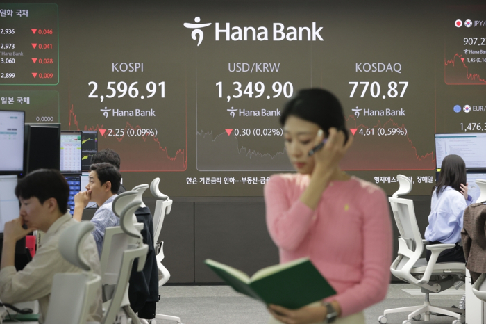 Stock traders at Hana Bank's dealing room in Seoul