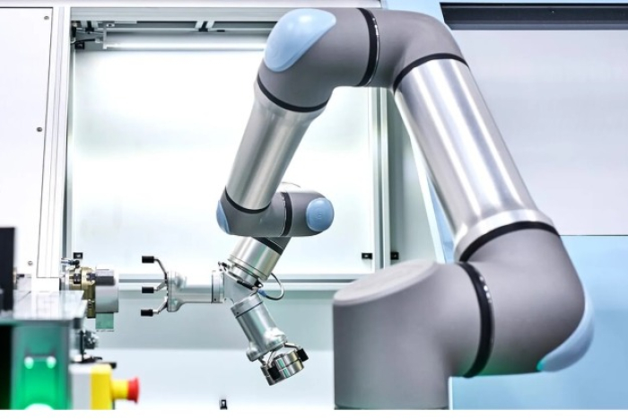 Universal　Robots'　cobot　UR30　(Screenshot　captured　from　Universal　Robots　website)