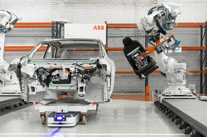 A　robot　arm　developed　by　Swiss　company　ABB,　moving　a　car　seat
