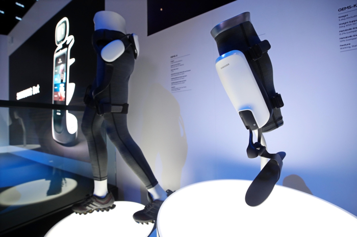 Samsung's　wearable　robot　GEMS　showcased　at　CES　2019
