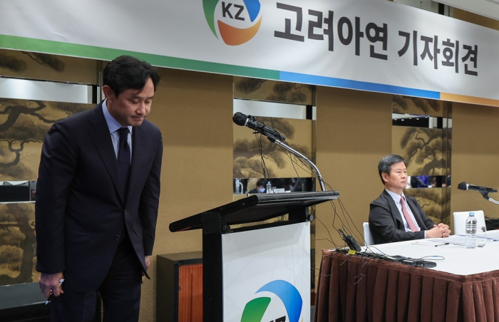 Korea Zinc Chair Choi Yun-birm (left) at a press conference on Oct. 2, 2024 (File photo by News1)