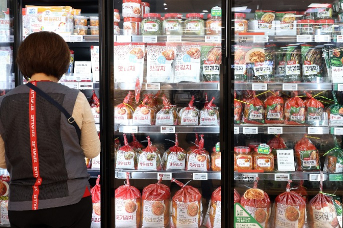 A　variety　of　kimchi　products　in　a　store　in　Korea　(Courtesy　of　Yonhdap) 