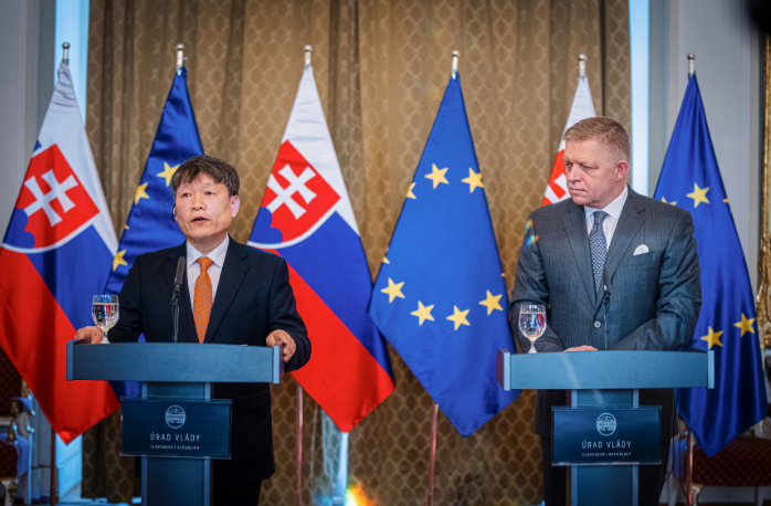 Hyundai　Mobis　CEO　Lee　Gyusuk　(left)　and　Slovak　Prime　Minister　Robert　Fico　attended　the　signing　ceremony　for　investment　in　EV　parts　factories　on　Oct.　15,　2024,　at　the　Slovak　Government　Office　(Courtesy　of　Hyundai　Mobis)