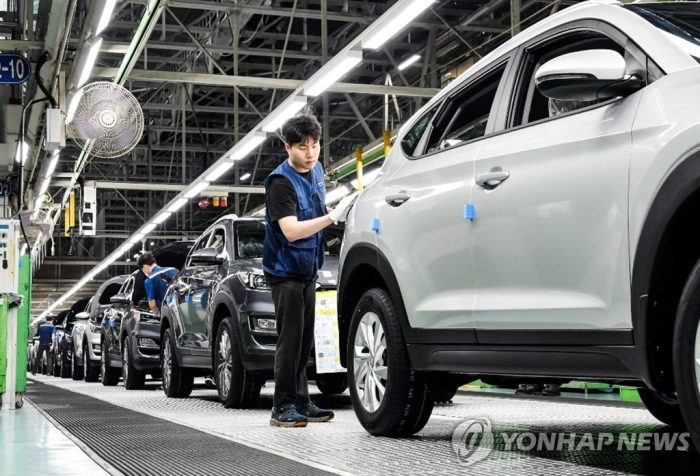Hyundai’s production line for the Kona in South Korea. The company may suspend weekend overtime work at the production lines for the subcompact SUV and the Tucson due to the falling transmission inventories (File photo by Yonhap)