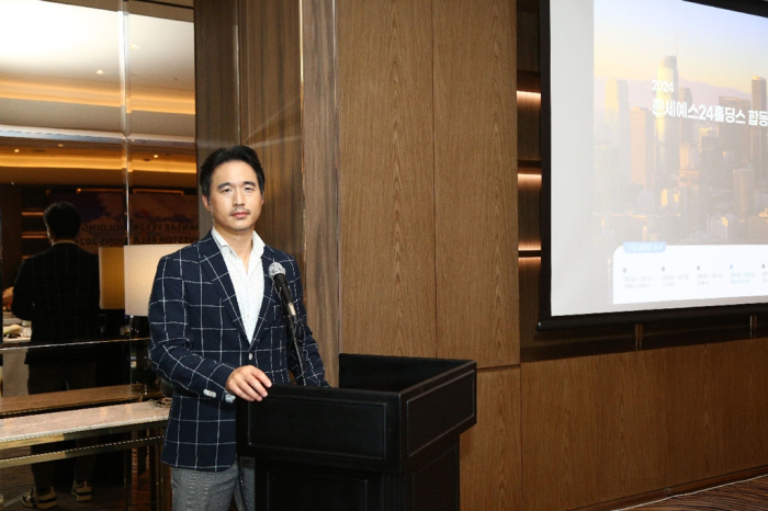 Hansae Co. Vice Chairman Kim Ik-whan at the firm's global investor relations session in Vietnam