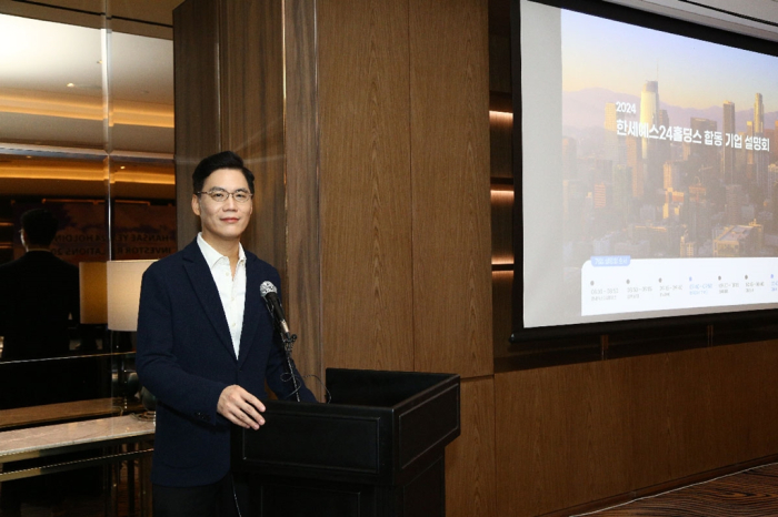 Hansae Yes24 Holdings Co. Vice Chairman Kim Suk-hwan speaks at the firm's global investor relations session in Vietnam