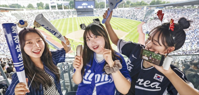 Female baseball fans at Jamsil Baseball Stadium in Seoul on July 12, 2024 (File photo by Hyung-taek Lim)