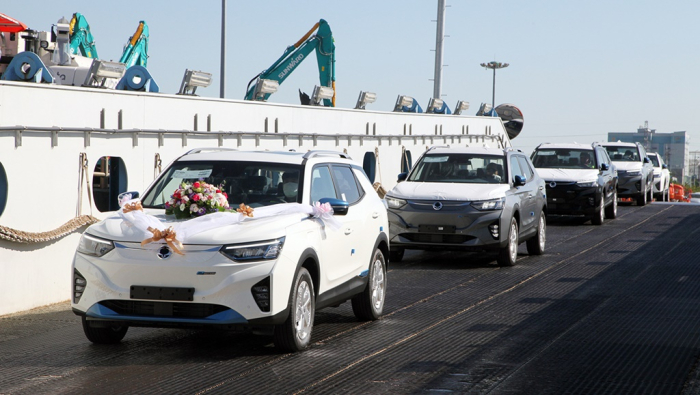 The　Korando　e-Motion,　TG　Mobility’s　first　electric　vehicle,　loaded　for　export　to　Europe