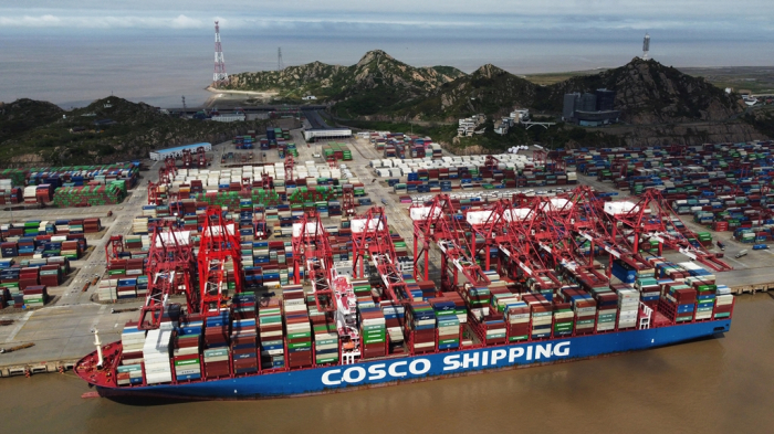 A　Cosco　Shipping　container　ship　is　docked　at　a　port