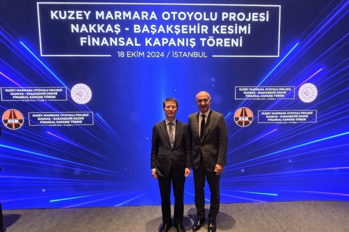 Samsung　C&T　CEO　Oh　Se-chul　(left)　and　Rönesans　Holding　President　Erman　Ilıcak　pose　for　a　photo　after　signing　a　highway　project　deal　on　Oct.　18,　2024,　in　Istanbul　(Courtesy　of　Samsung　C&T)
