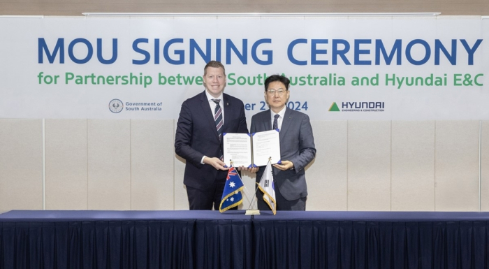 Joe　Szakacs　(left),　South　Australia's　Minister　for　Trade　and　Investment,　and　Choi　Young,　head　of　Hyundai　E&C's　New　Energy　Business　Division,　pose　for　a　photo　after　signing　a　cooperation　deal