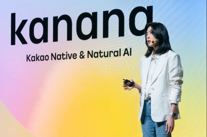 Kakao　CEO　Chung　Shina　presents　Kanana　at　the　if(kakaoAI)　2024　conference　on　Oct.　22,　2024　(Coourtesy　of　Kakao) 