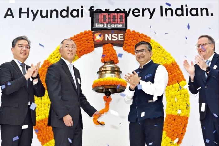 Hyundai Motor Group Chairman Chung Euisun (second from left) and Ashish Chauhan (second from right), CEO of National Stock Exchange (NSE), celebrate Hyundai Motor India's listing