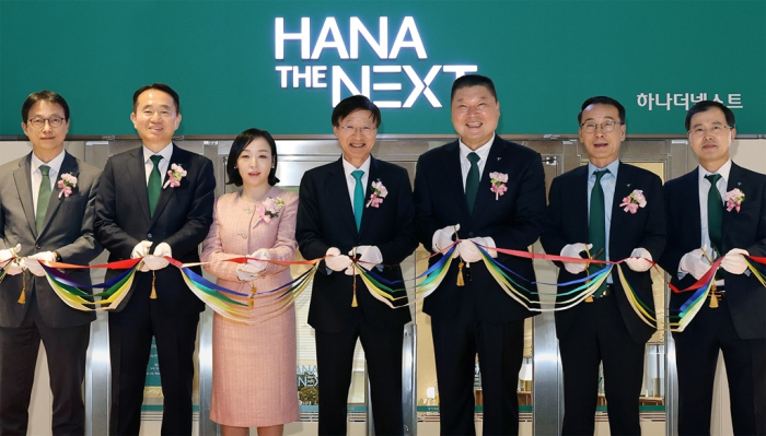 Hana Bank CEO Lee Seung-lyul (fourth from left) and TV personality Kang Ho-dong (fifth), the brand’s ad model, and other Hana officials celebrate the launch of the Hana The Next service