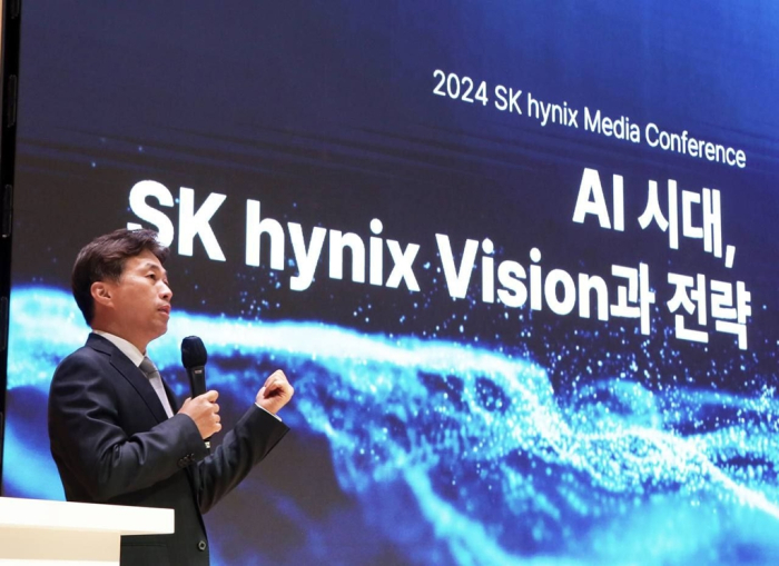 SK　Hynix　CEO　Kwak　Noh-jung　unveils　its　HBM　chip　development　roadmap　during　a　press　conference　at　its　headquarters　on　May　2,　2024