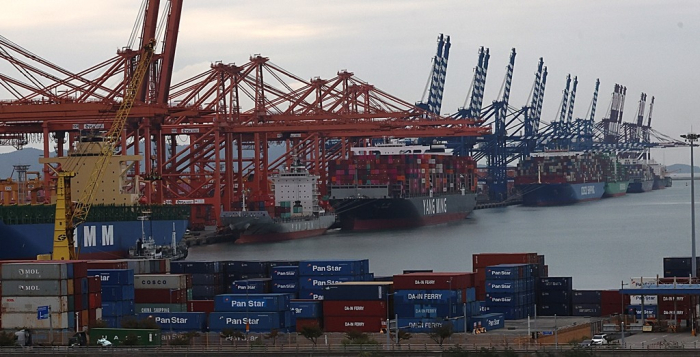 Container　terminals　at　the　Port　of　Busan,　South　Korea　(File　photo　by　Yonhap)