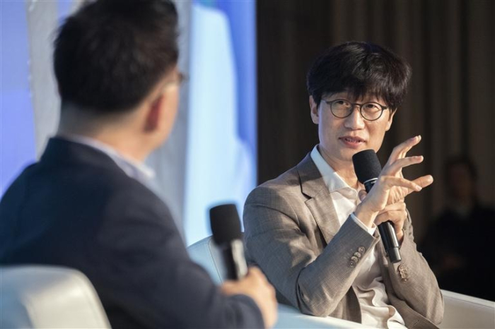 Naver founder and Global Investment Officer Lee Hae-jin (right)