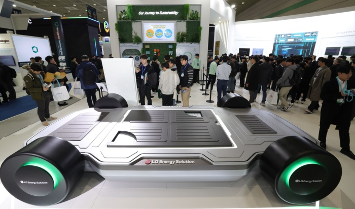 A vehicle platform equipped with LG Energy’s batteries displayed at a battery industry fair in Seoul in March 2024 (File photo by Dae-chul Lim)