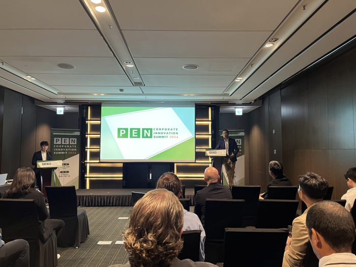 PEN Ventures founder and CEO Song Myoungsoo (right, at podium) gives a welcoming speech at the PEN Ventures CIS event in Seoul