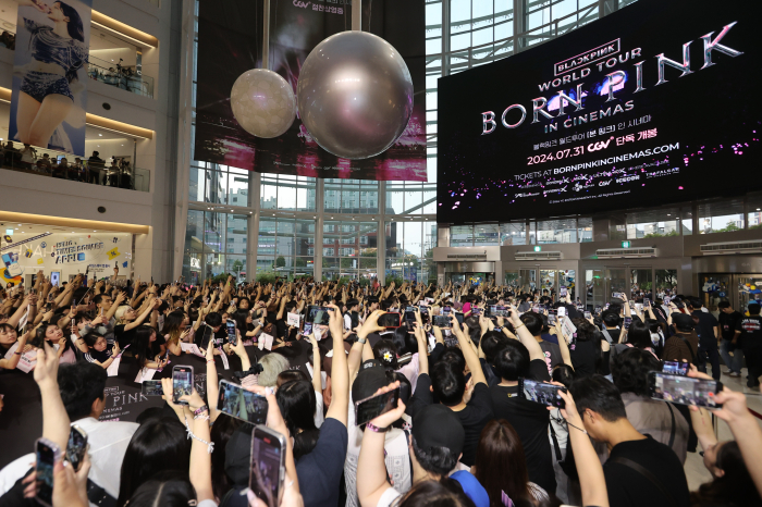 A　crowd　stormed　outside　a　theater　where　Blackpink　performed　a　concert　in　August　2024　(Courtesy　of　Yonhap)