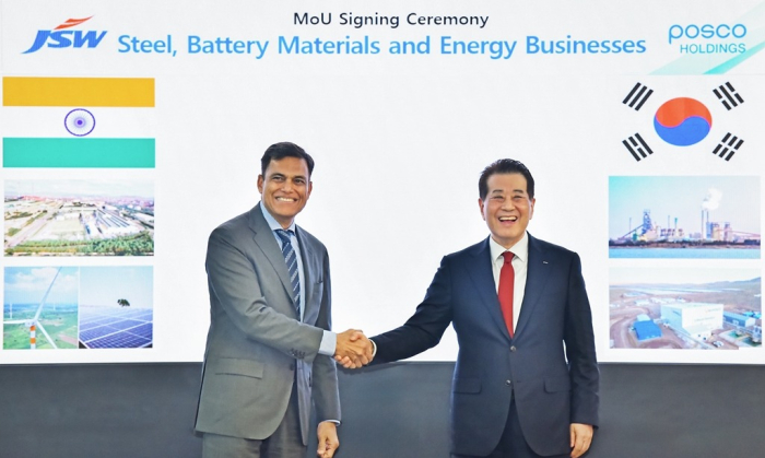 JSW Group Chairman Sajjan Jindal (left) and POSCO Group Chairman Chang In-hwa shake hands after signing a memorandum of understanding in Mumbai on Oct. 21, 2024 (Courtesy of POSCO Group)
