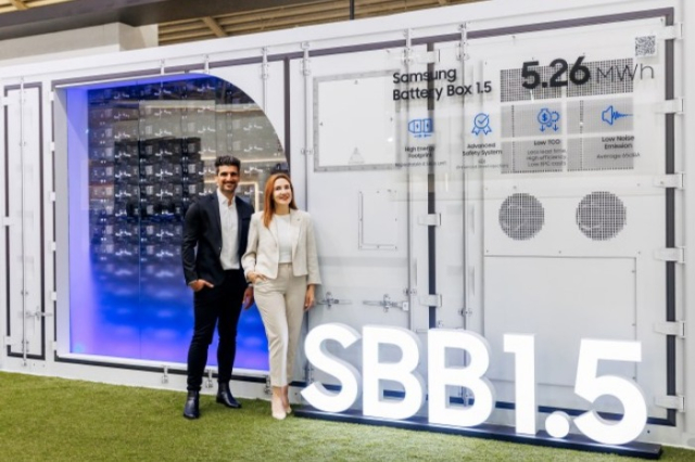 SBB　1.5　on　dislay　(Courtesy　of　Samsung　SDI)